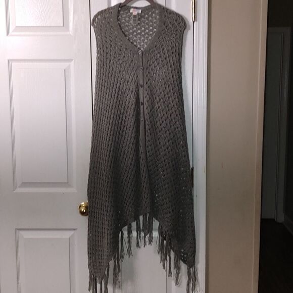 LuLaRoe Mimi Poncho Shawl Wrap Sweater One Size Gray Open Knit Buttons Fringe - Picture 1 of 6
